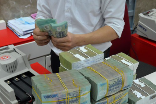 Tiền gửi ngân hàng bất ngờ giảm sau chuỗi tháng tăng trưởng liên tục