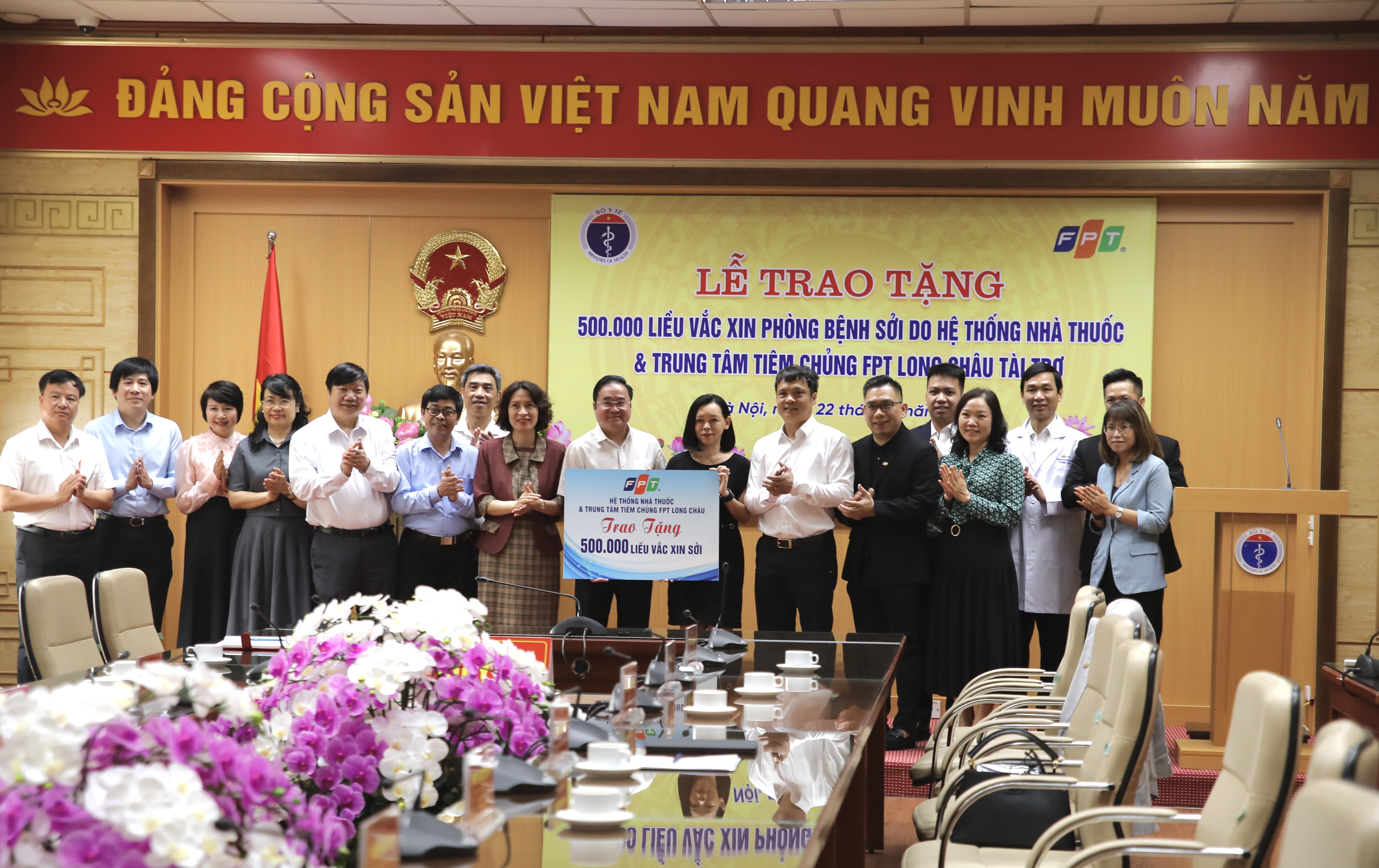 Bộ Y tế tiếp nhận 500.000 liều vắc xin sởi do FPT Long Châu trao tặng