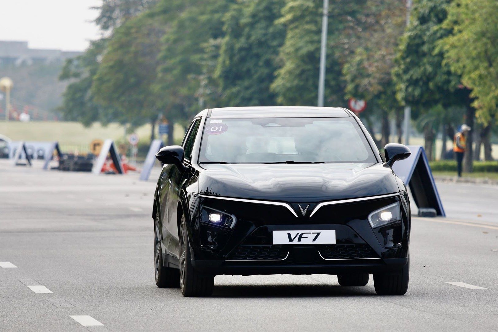 VinFast VF 7 chinh phục gia đình Việt nhờ công nghệ an toàn vượt phân khúc