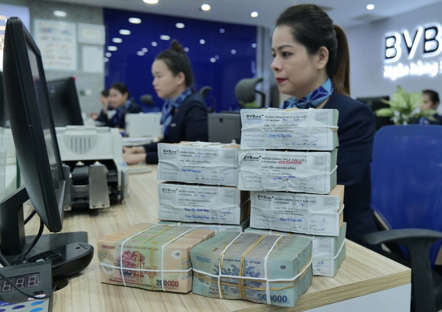 Dòng tiền ‘tháo chạy’ khỏi ngân hàng, lãi suất nguy cơ tăng nóng