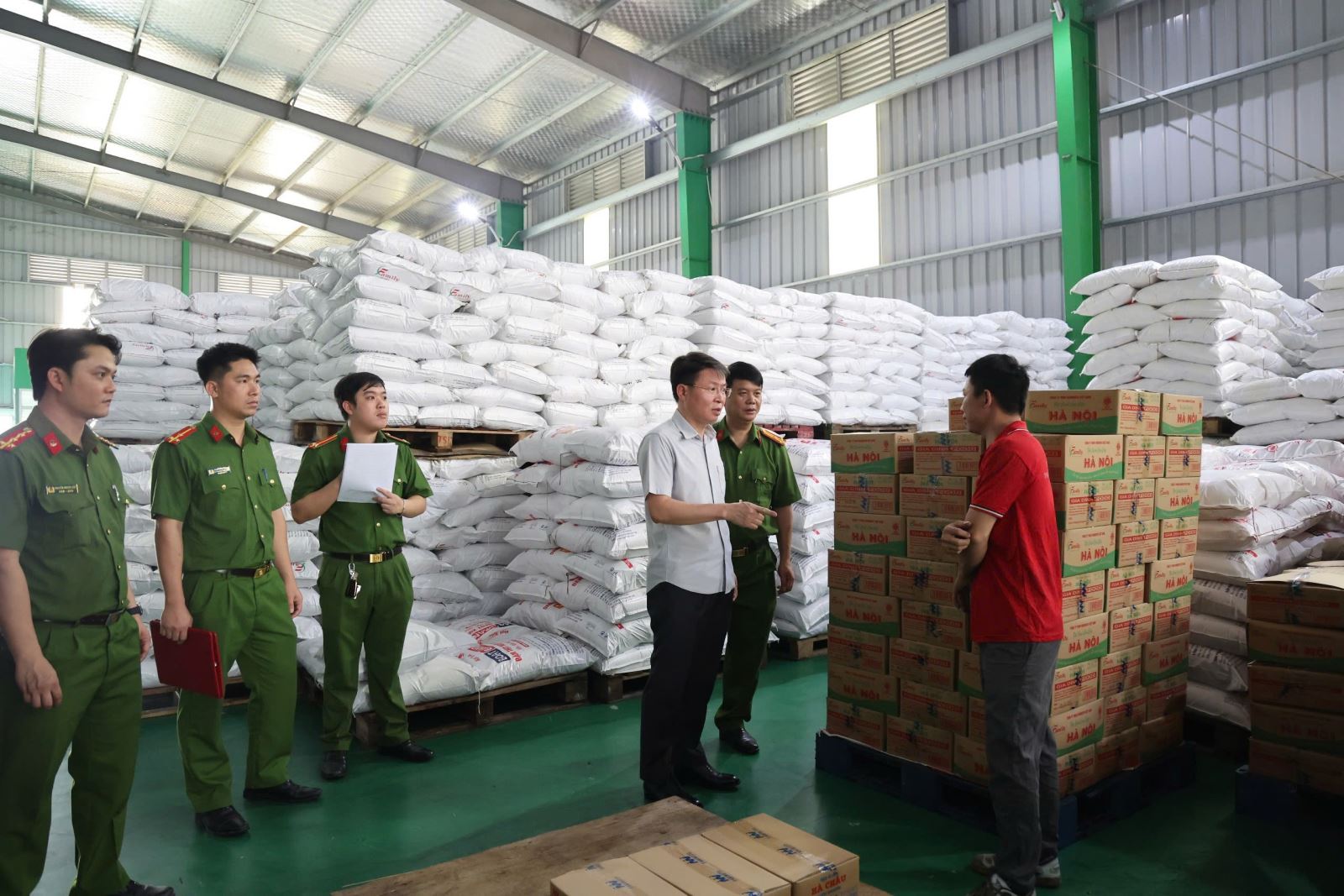 Tạm giữ hàng trăm tấn bột nêm, bột canh, dầu ăn, mỳ chính giả