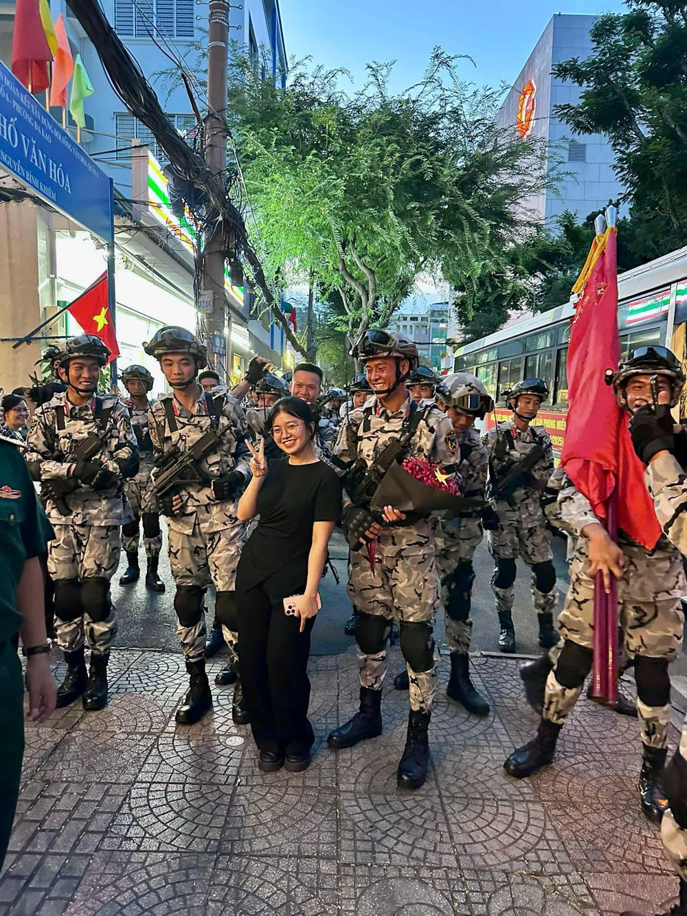 Clip cô gái tặng hoa chiến sĩ diễu binh hút 10 triệu view, bất ngờ diễn biến phía sau