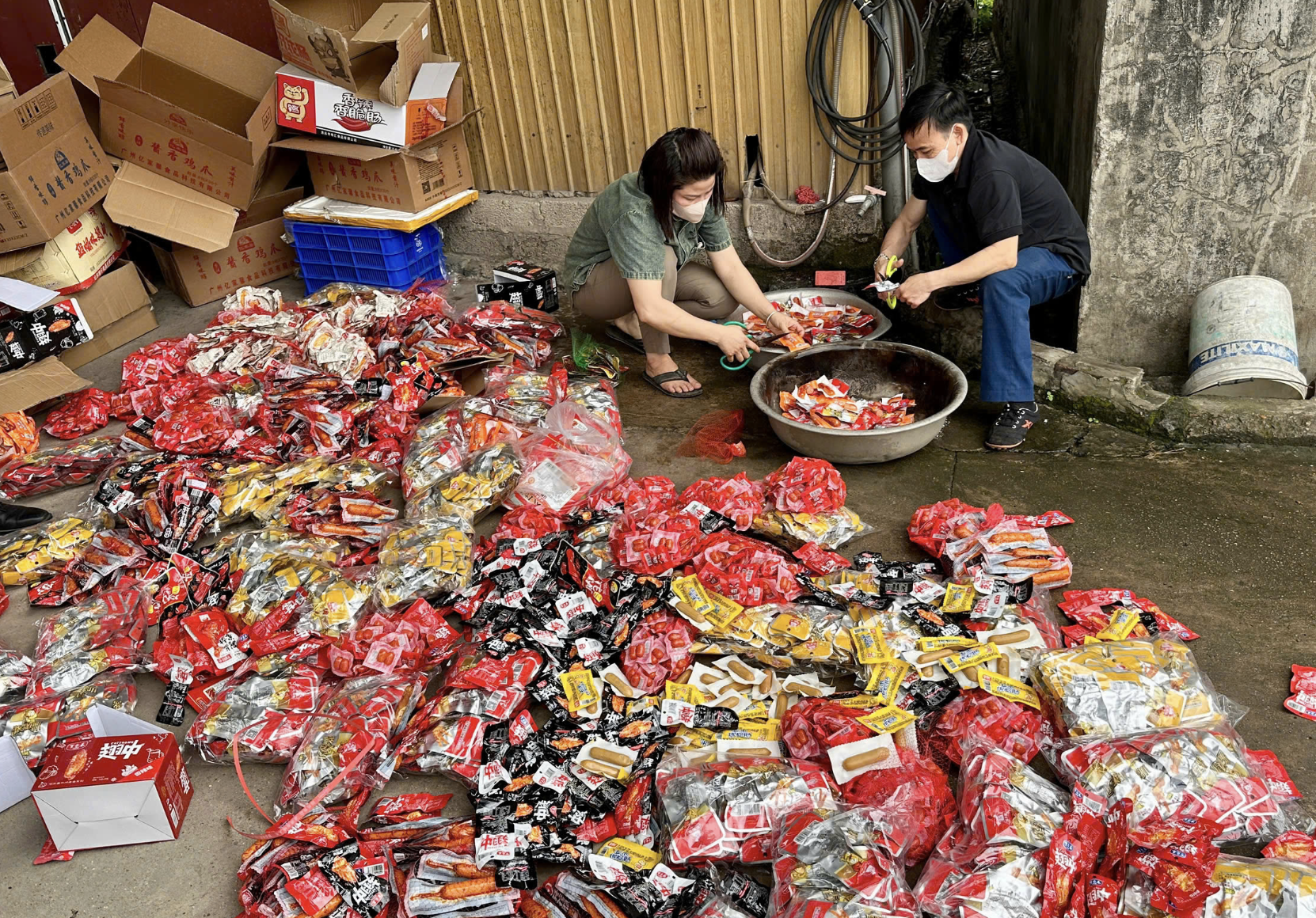 Hàng tấn chân gà, cánh gà, xúc xích xuất xứ Trung Quốc bị tịch thu