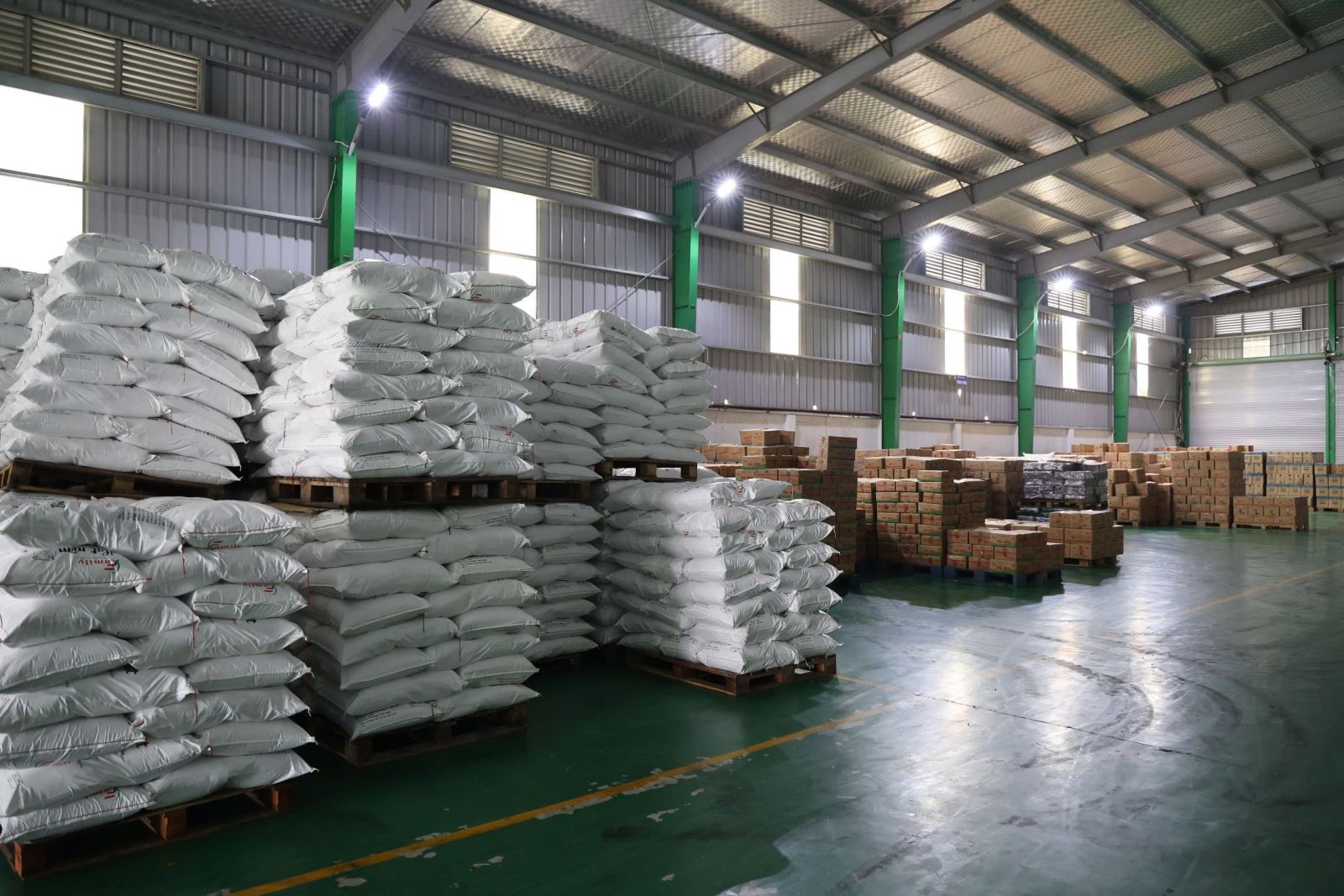 Ưu thế giá rẻ, thực phẩm giả len lỏi qua nhiều đường tiêu thụ