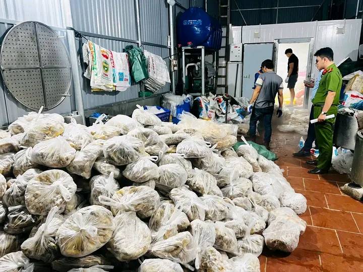 Hà Nội Khám xét 3 kho lạnh, thu giữ hơn 10 tấn nội tạng trâu, bò “bẩn”