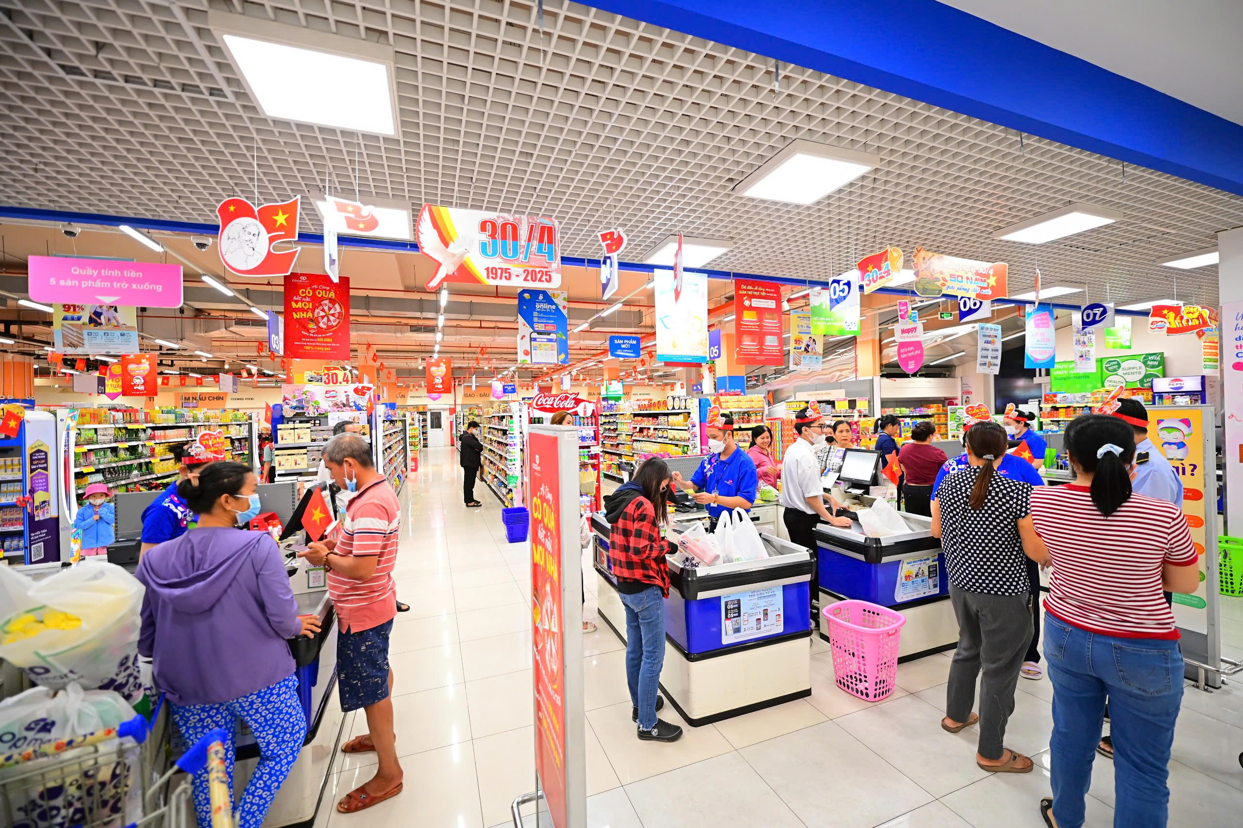 Các hệ thống siêu thị tại TP.HCM đồng loạt tăng khuyến mãi trong dịp lễ 304 và 15
