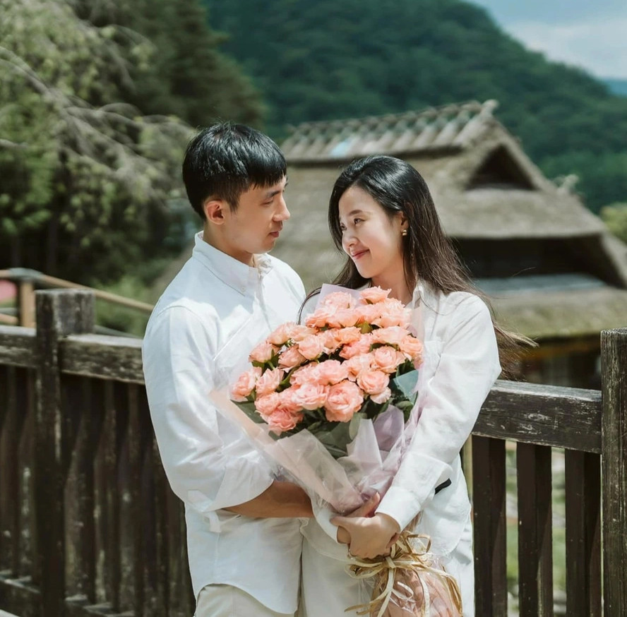 Midu gây xôn xao khi trượt tay để lộ thái độ lạ của chồng thiếu gia khi lộ diện bên vợ