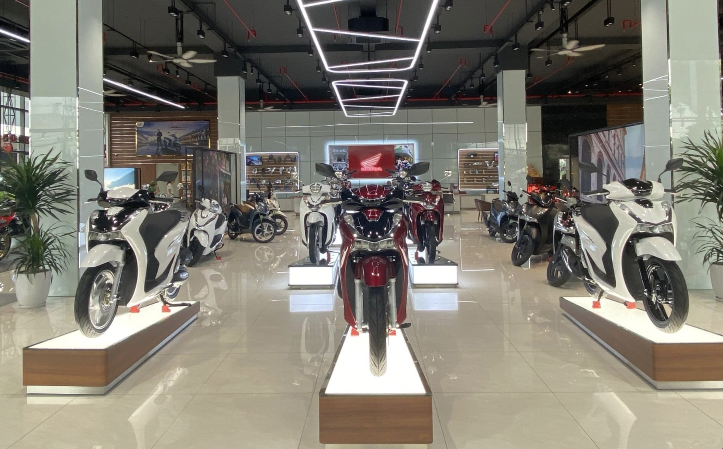 Giá xe máy Honda lao dốc dịp lễ lớn Vision, Air Blade, SH đồng loạt giảm mạnh