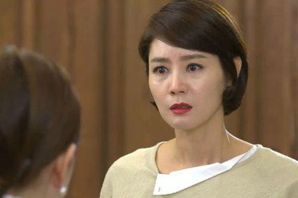 Con trai yêu say đắm người phụ nữ lớn hơn 15 tuổi, tôi sốc nặng tranh cãi đến nhập viện