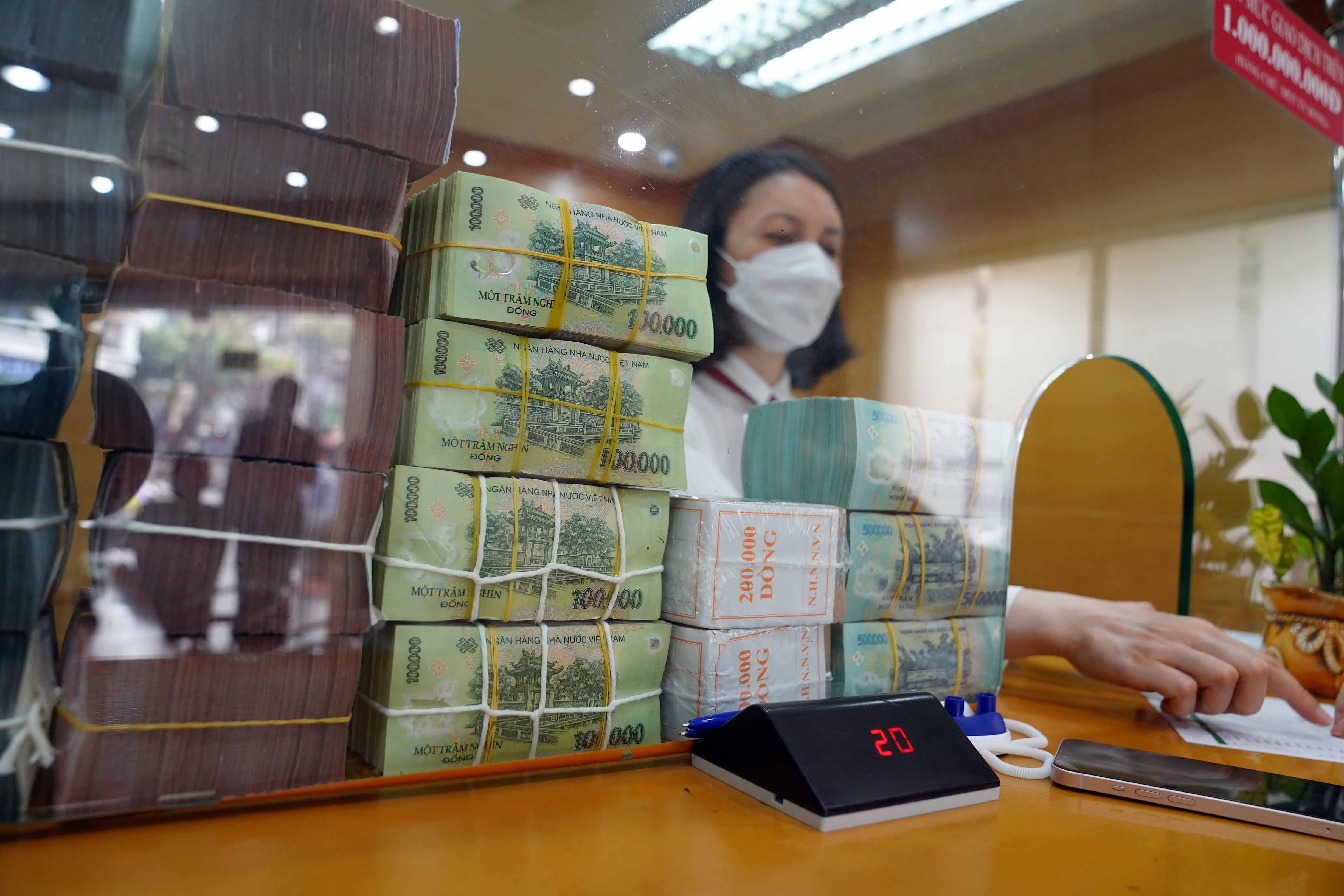 Ngân hàng nhà nước hút ròng, lãi suất liên ngân hàng vẫn chạm đáy 13 tháng