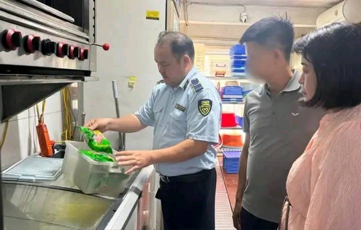 “Khoe lòng” dài 40 mét gây bão mạng, quán ăn bị kiểm tra Câu view liệu có đi kèm… chém giá