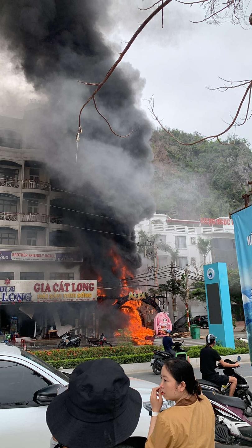 Cát Bà Cháy quán bar Mlem Pub khiến 3 người bị thương