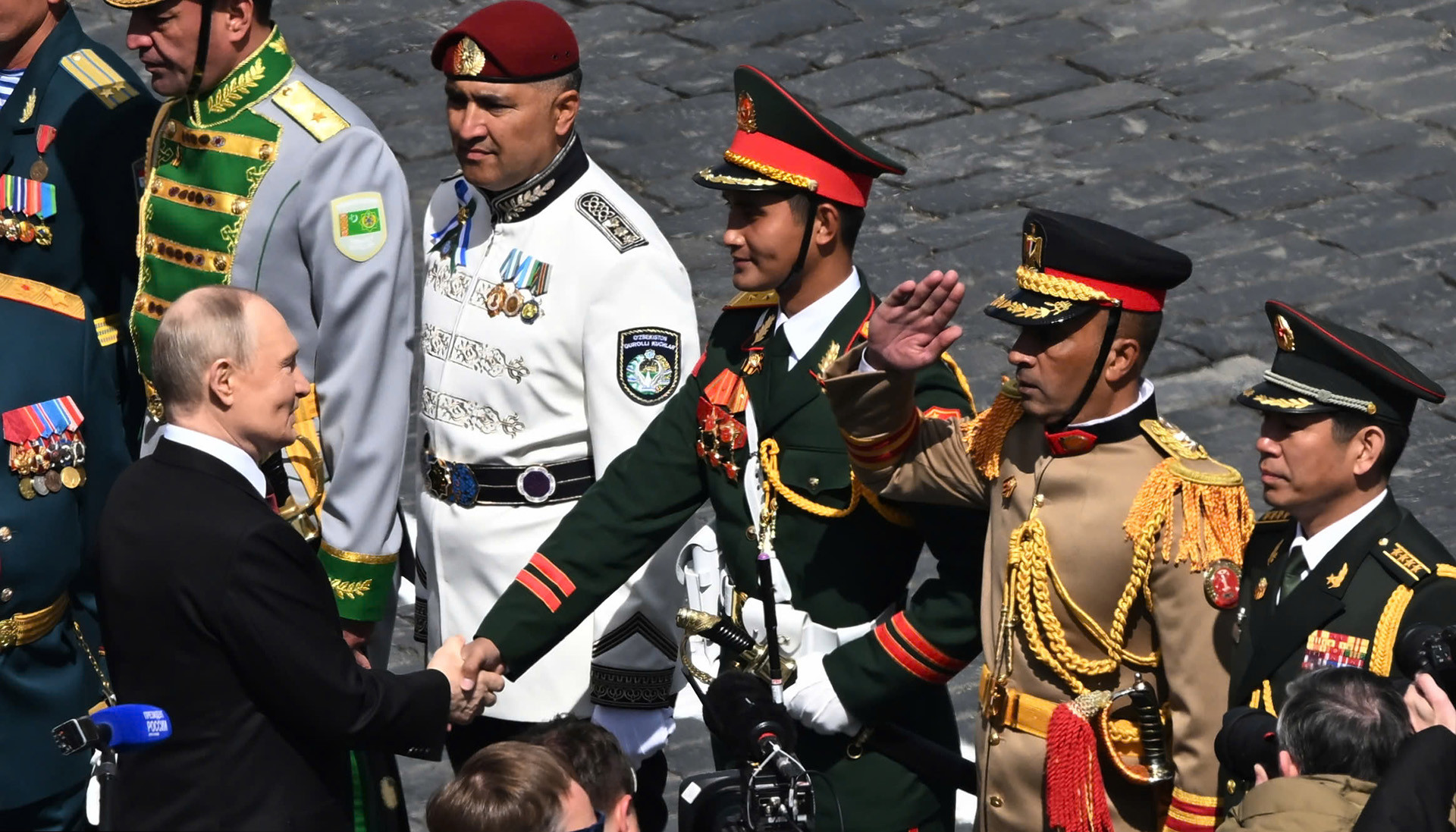 Danh tính khối trưởng SN 2000 gây bão khắp MXH khi được bắt tay Tổng thống Nga