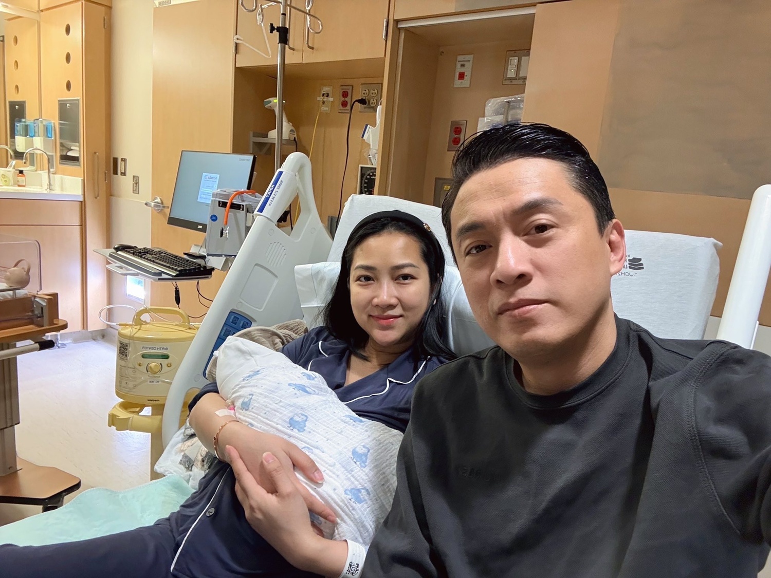 Nam ca sĩ đình đám Vbiz Lấy vợ hai kém 17 tuổi, có con khi đã ngoài 50