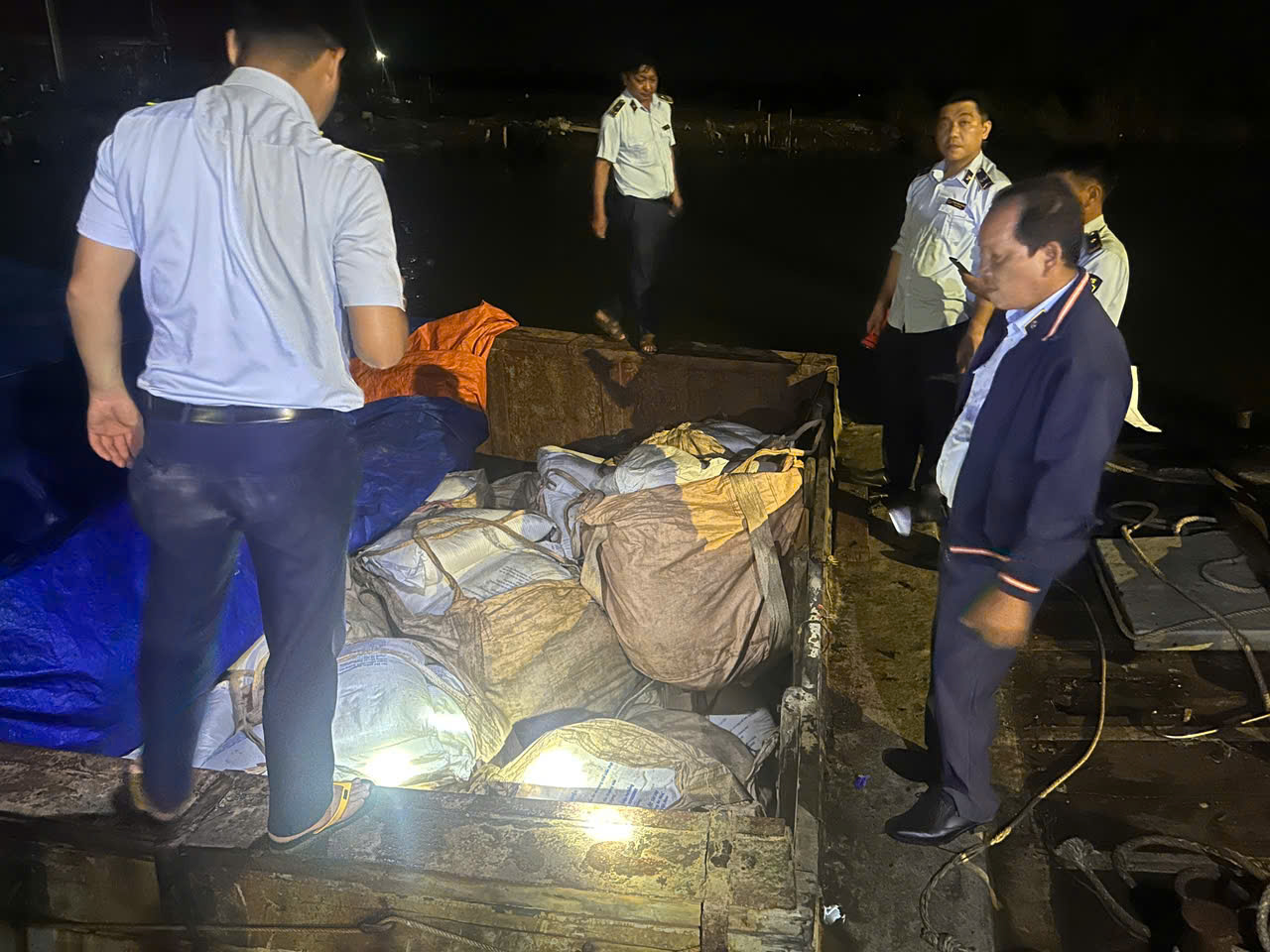 Kiên Giang Tạm giữ 60 tấn đường nghi vi phạm nguồn gốc và nhãn mác