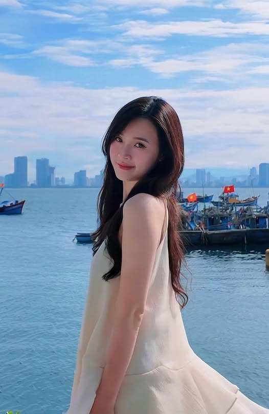 Midu xuất hiện với ngoại hình lạ lẫm, lộ dấu hiệu mang bầu sau 1 năm lấy chồng thiếu gia