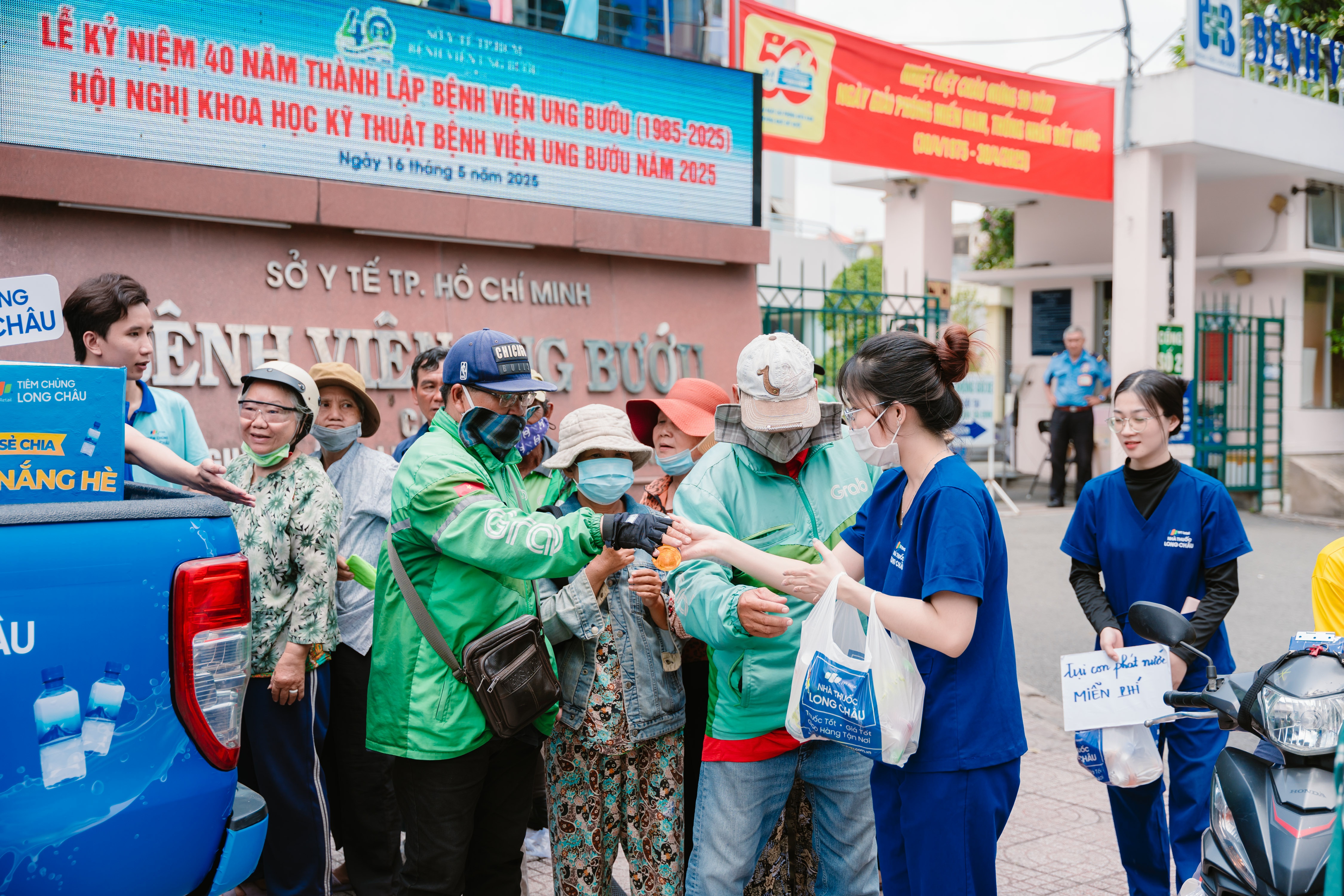 Tỏa mát yêu thương, hàng nghìn chai nước được dược sĩ Long Châu trao tay người dân