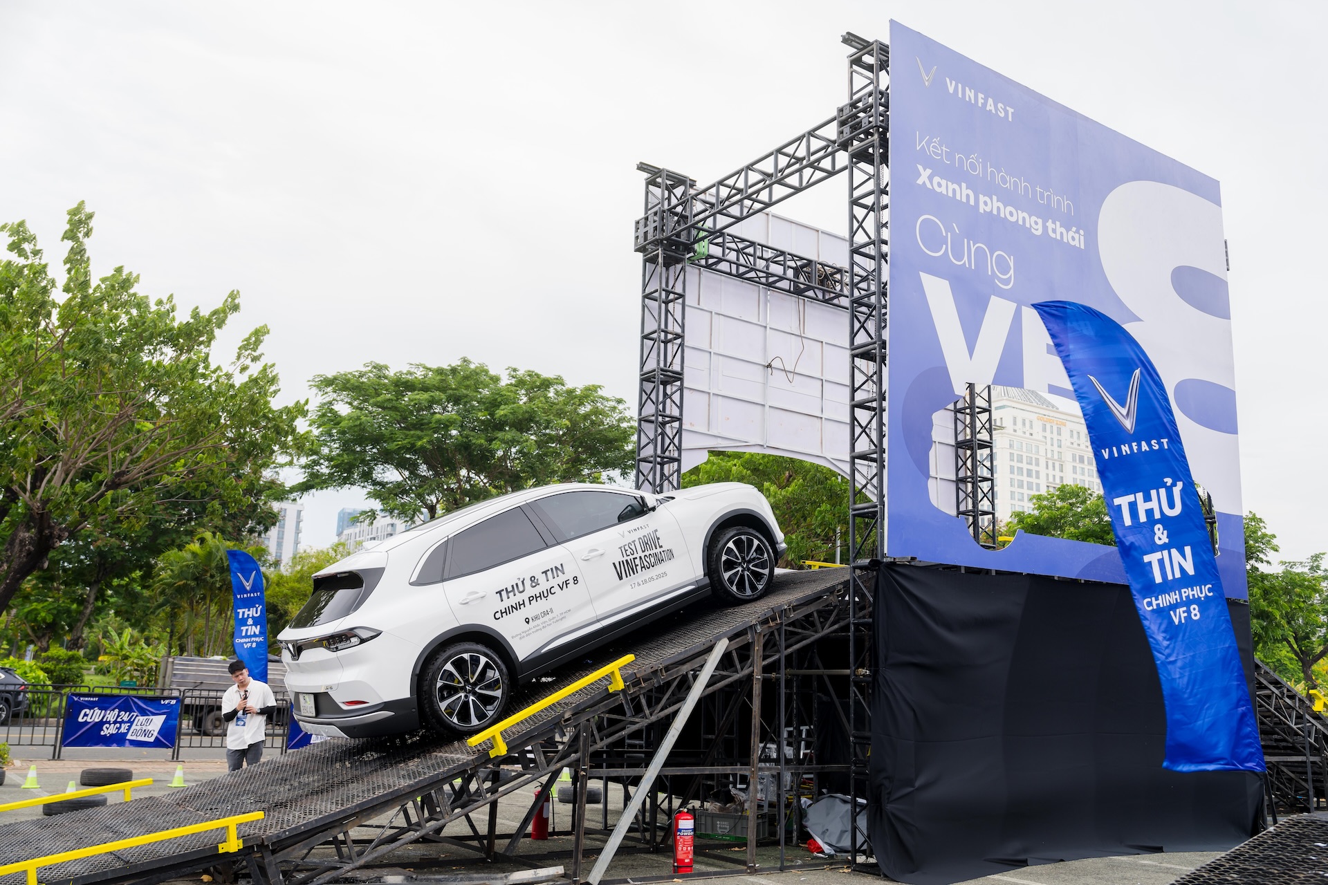 VinFast VF 8 phô diễn trọn vẹn sức mạnh qua bài thử khó leo dốc cao, lội nước sâu