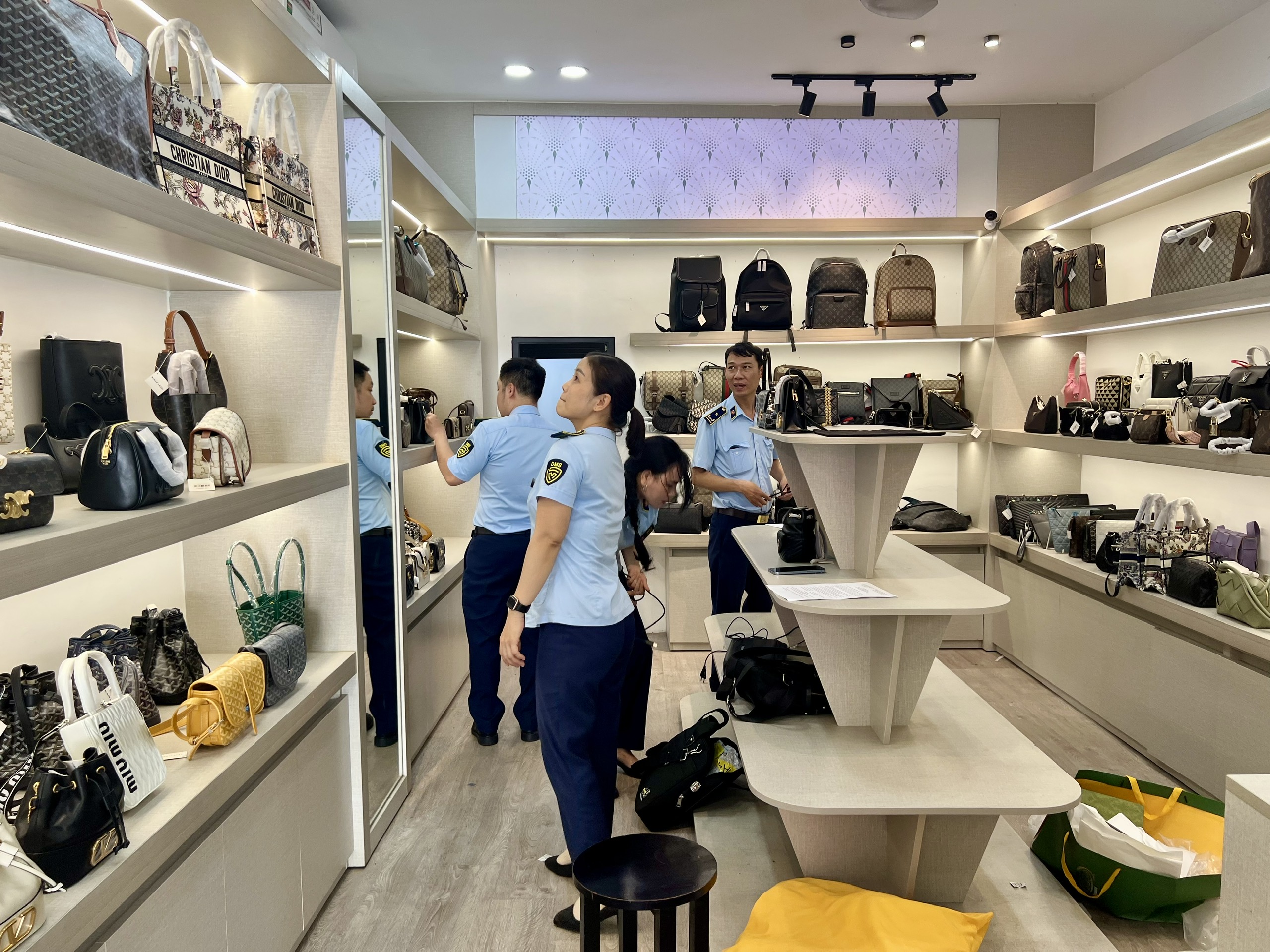 Phát hiện nhiều cửa hàng thời trang kinh doanh hàng giả tại các tuyến phố du lịch ở Đà Nẵng