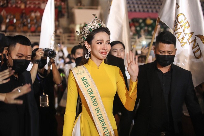 1 ngày sau khi bị bắt, công ty chủ quản Sen Vàng chấm dứt hợp đồng với Thùy Tiên