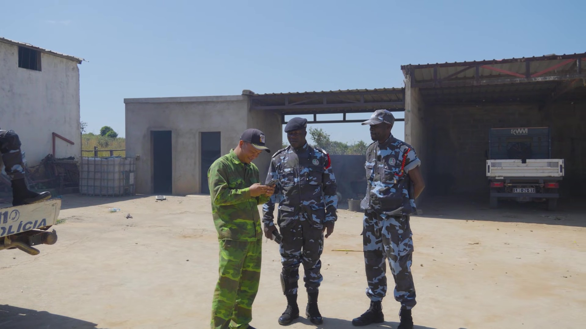 Trang trại Quang Linh Vlog ở châu Phi bị cảnh sát bao vây kiểm tra