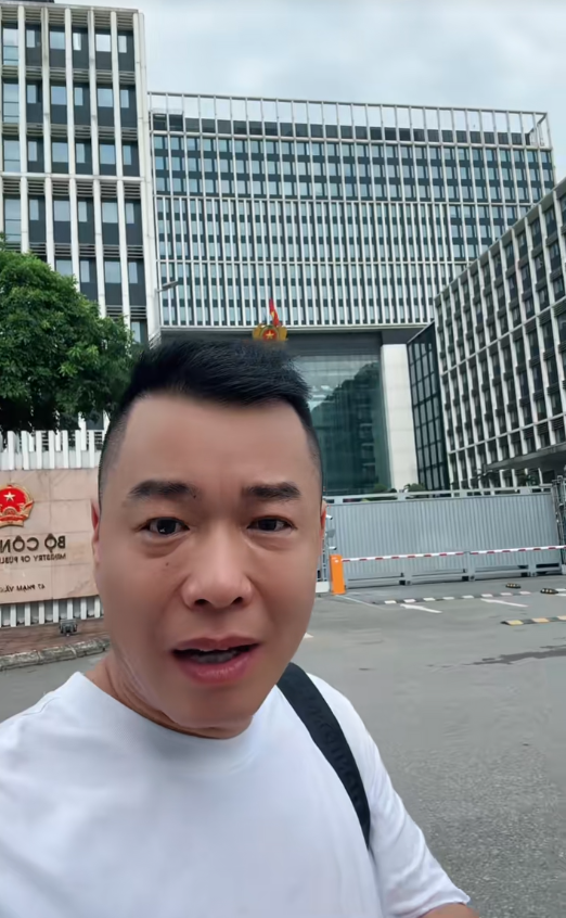 Xôn xao clip Tôn Bằng xuất hiện trước cổng cơ quan công an sau 2 tháng Hằng Du Mục bị bắt