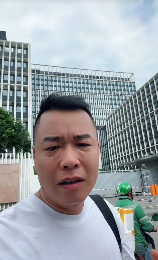 Xôn xao clip Tôn Bằng xuất hiện trước cổng cơ quan công an sau 2 tháng Hằng Du Mục bị bắt