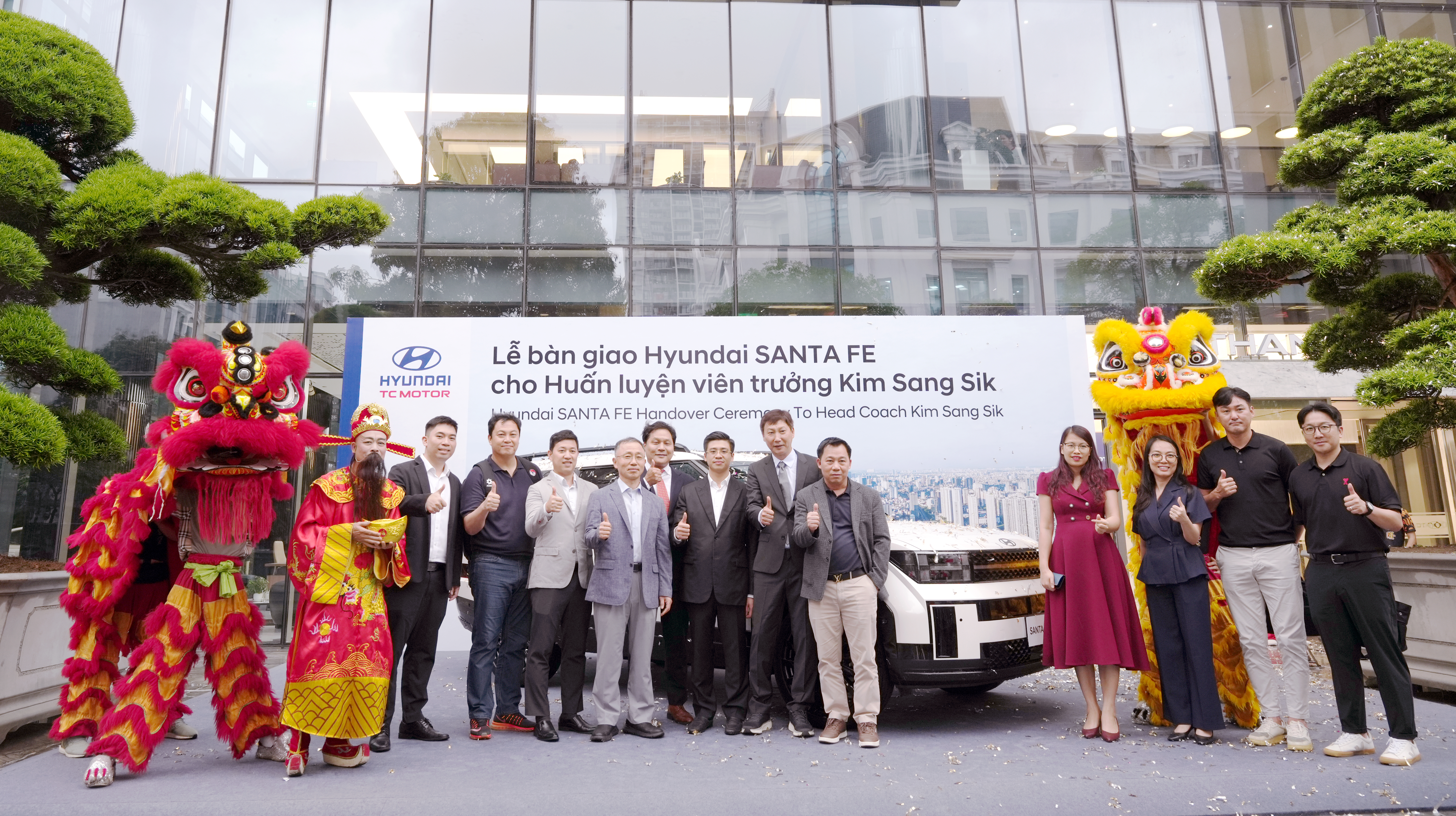 Hyundai Thành Công Việt Nam bàn giao xe Hyundai Santa Fe Calligraphy 2.5 Turbo cho HLV Kim Sang-Sik