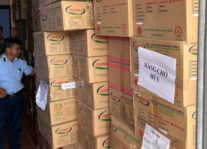 Long An phát hiện kho chứa gần 12.000 lon sữa nghi hàng giả 