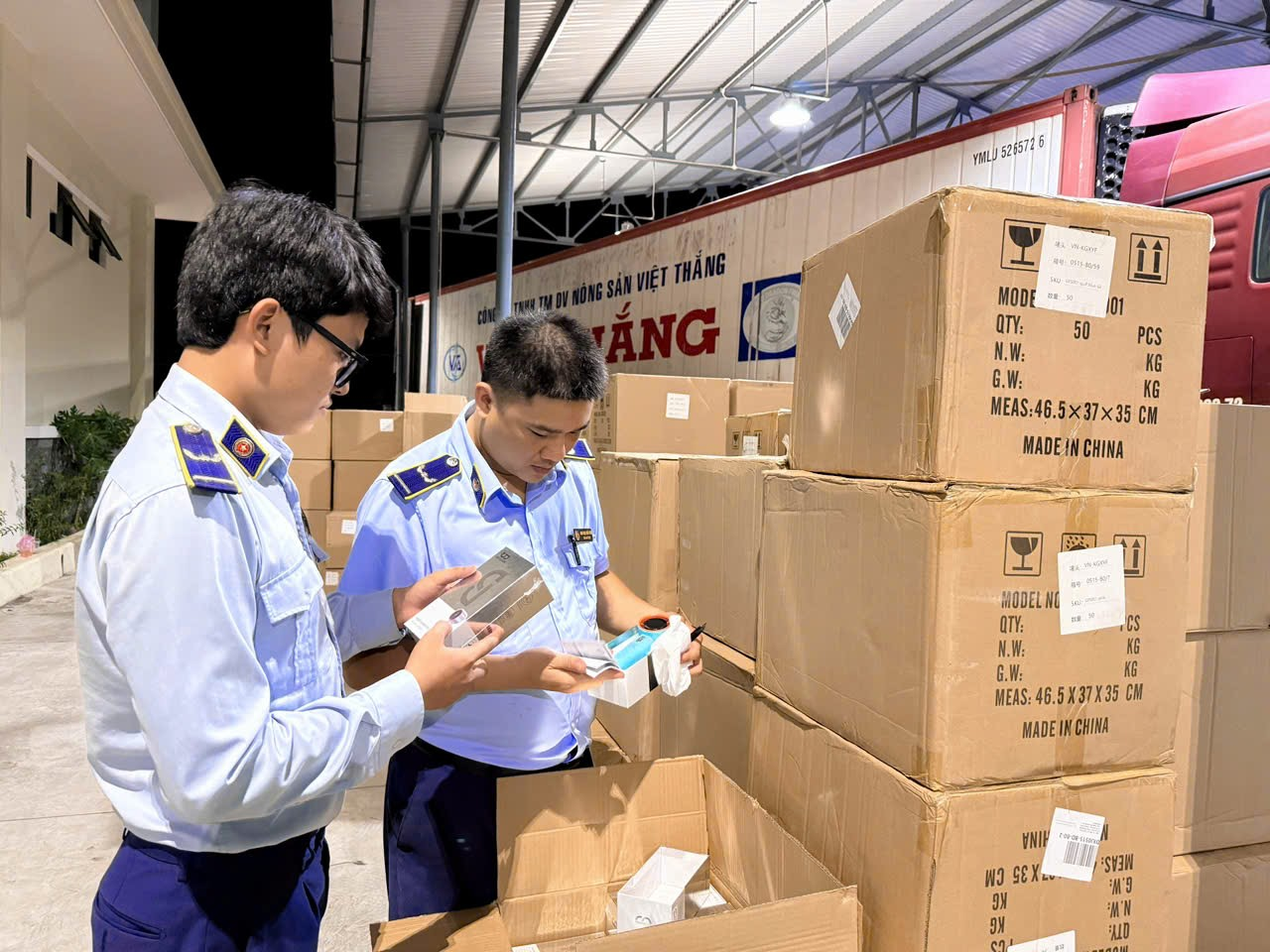 Tiếp tục đẩy mạnh cao điểm đấu tranh ngăn chặn buôn lậu, hàng giả