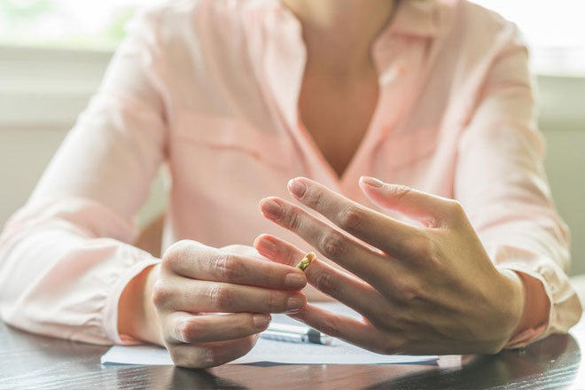 Ly hôn rồi tôi vẫn nặng tình lo lắng cho vợ cũ, con gái “đẩy thuyền” để bố mẹ về bên nhau