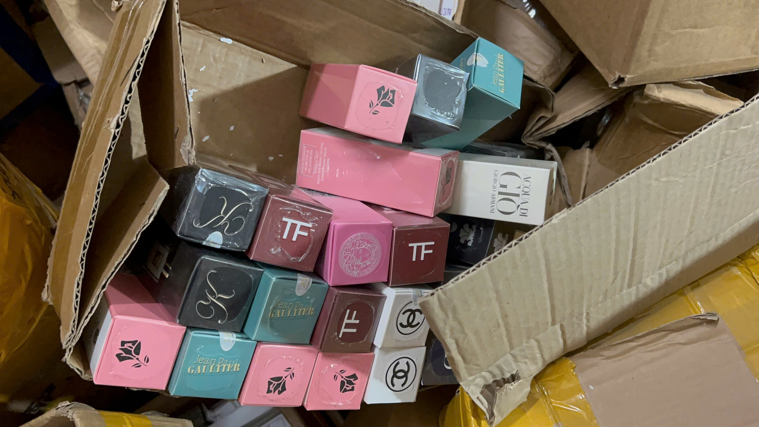 Hà Nội Phát hiện kho chứa hàng nghìn chai nước hoa nghi giả thương hiệu