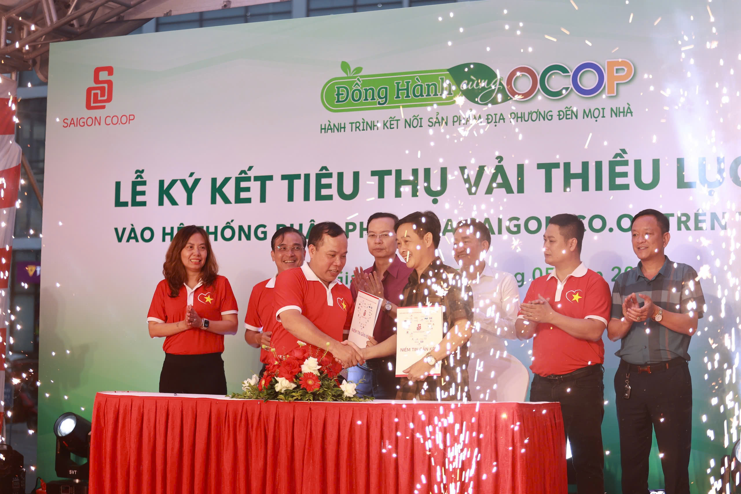 Saigon Co.op mang không gian văn hóa phi vật thể trình diễn tại siêu thị và ký kết tiêu thụ vải thiều lục ngạn vào 800 điểm bán