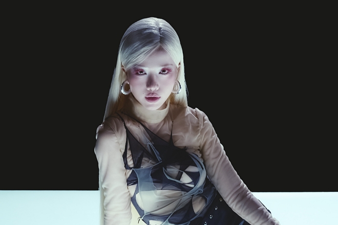 Phùng Khánh Linh nói gì về tựa đề bài hát mới gây khó cho khán giả