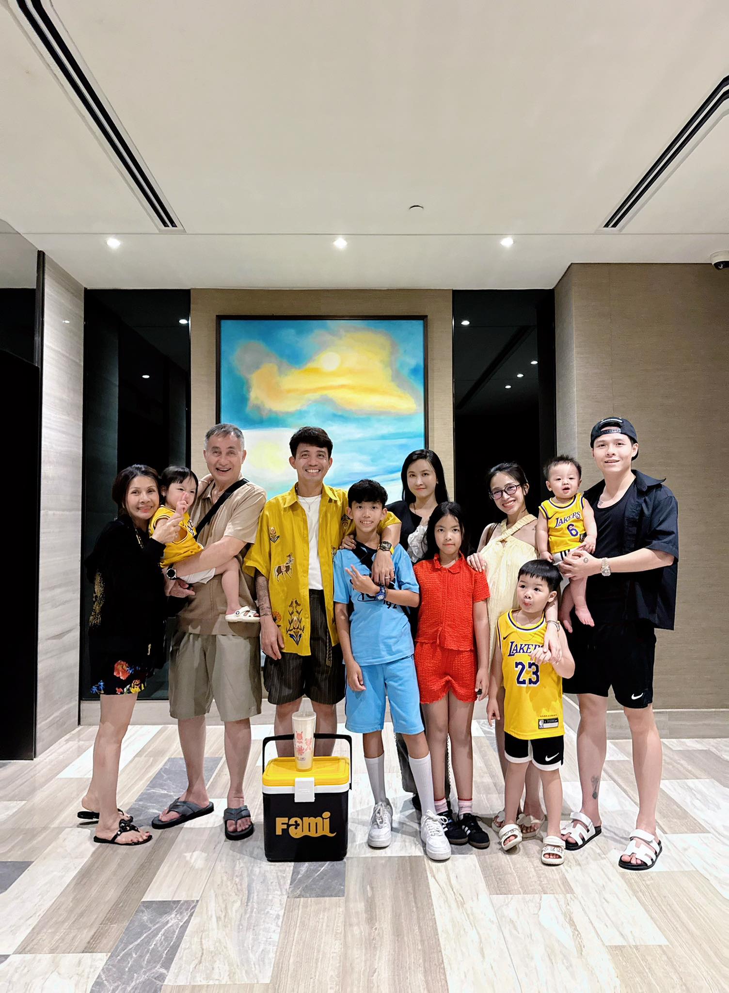 Ảnh hiếm con riêng của Minh Nhựa và vợ 2 chung khung hình, thái độ đôi bên gây chú ý