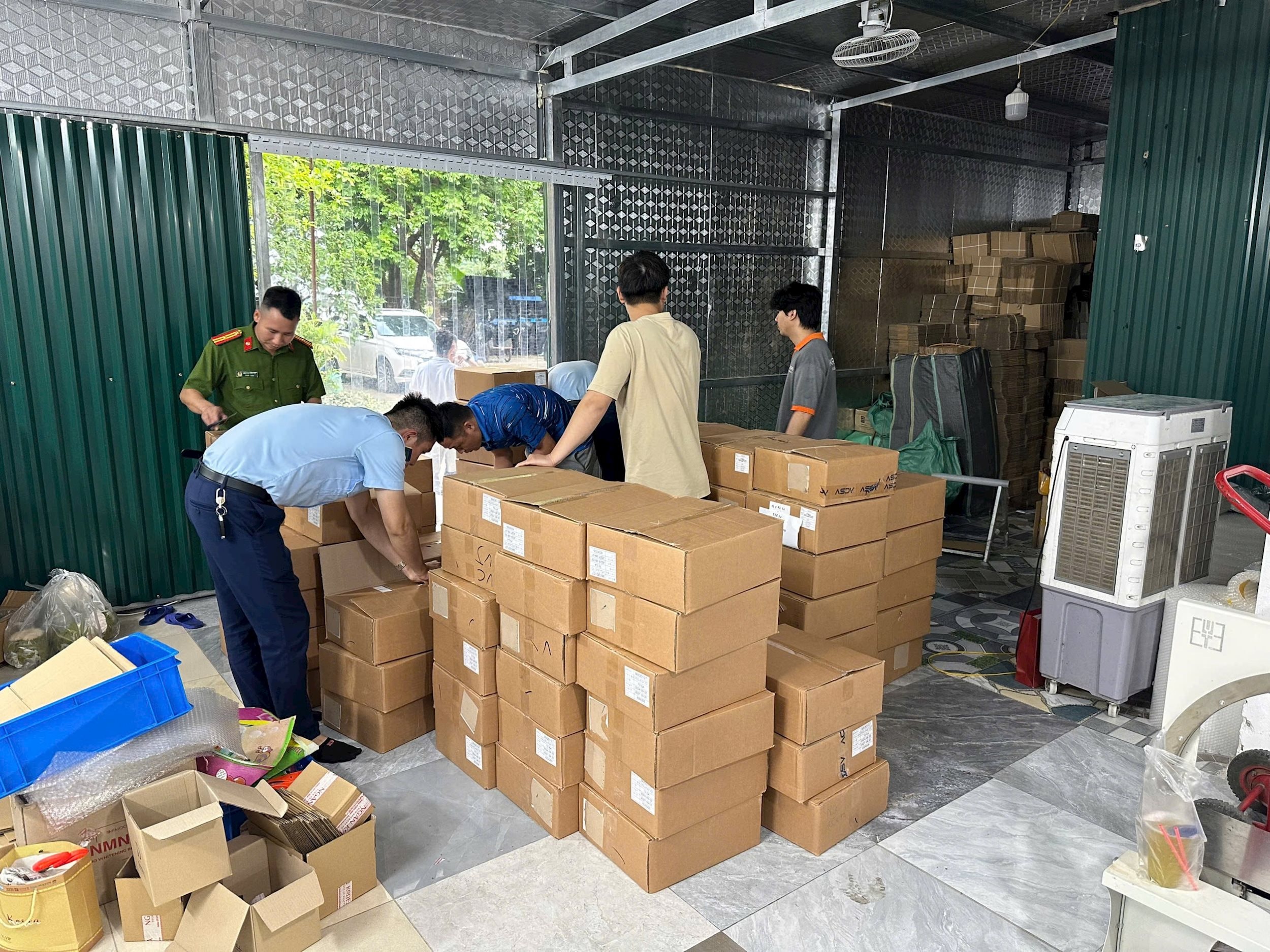 Phát hiện hơn 5.000 lọ mỹ phẩm nhập lậu tại kho hàng của Công ty Ngân Korea