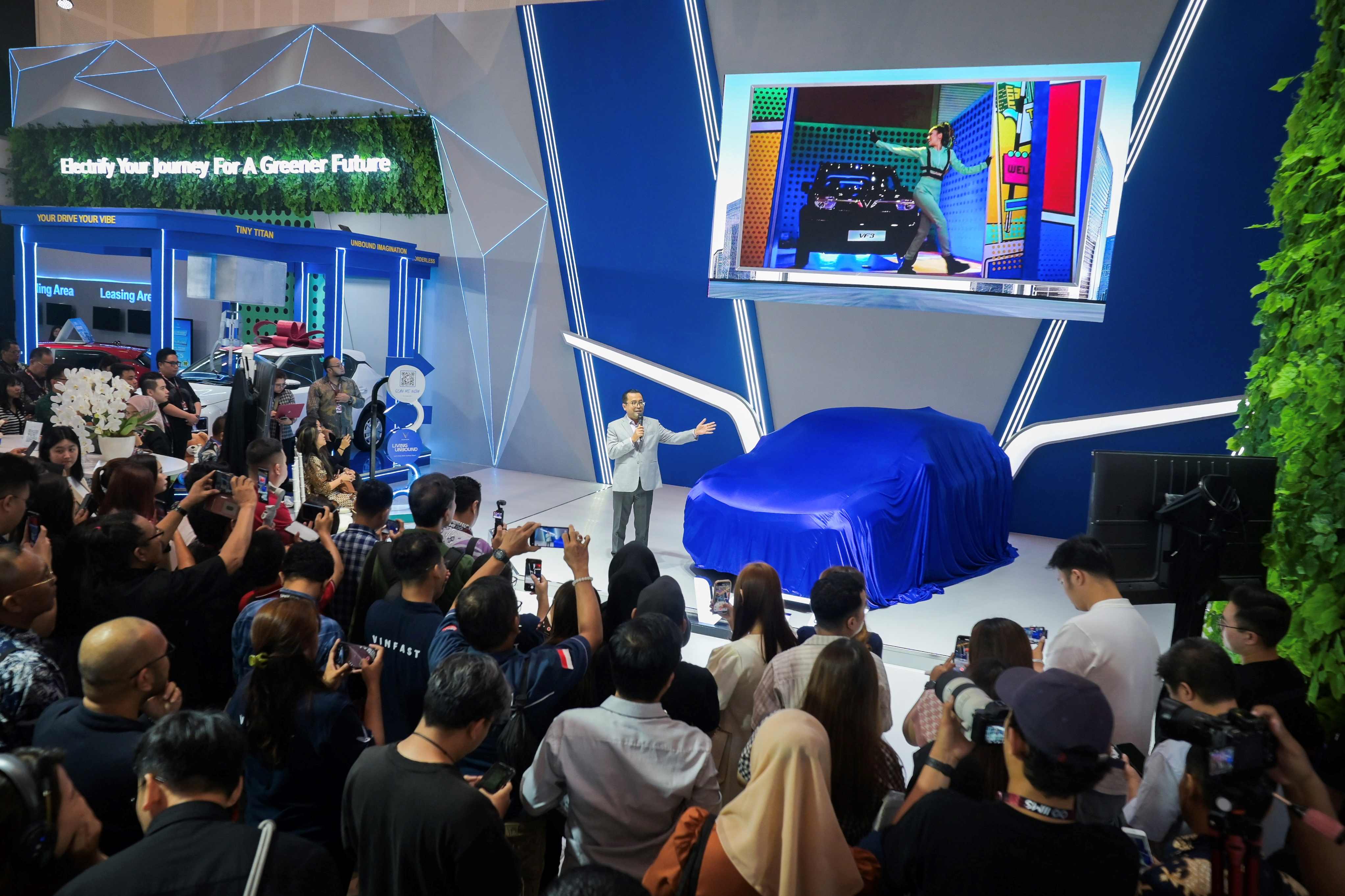 VinFast lập kỷ lục tại IIMS Surabaya 2025 với 4 giải thưởng, VF 3 được xướng tên xe điện đô thị tốt nhất