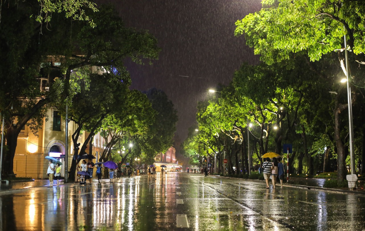 Dự báo thời tiết đêm nay và ngày mai 46 Trung Bộ kết thúc nắng nóng, Bắc Bộ mưa lớn