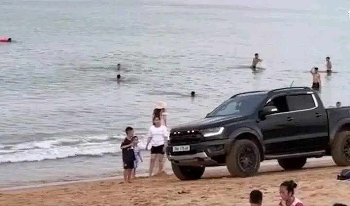 Khởi tố tài xế chạy xe trên bãi biển đông người tại thành phố Tuy Hòa