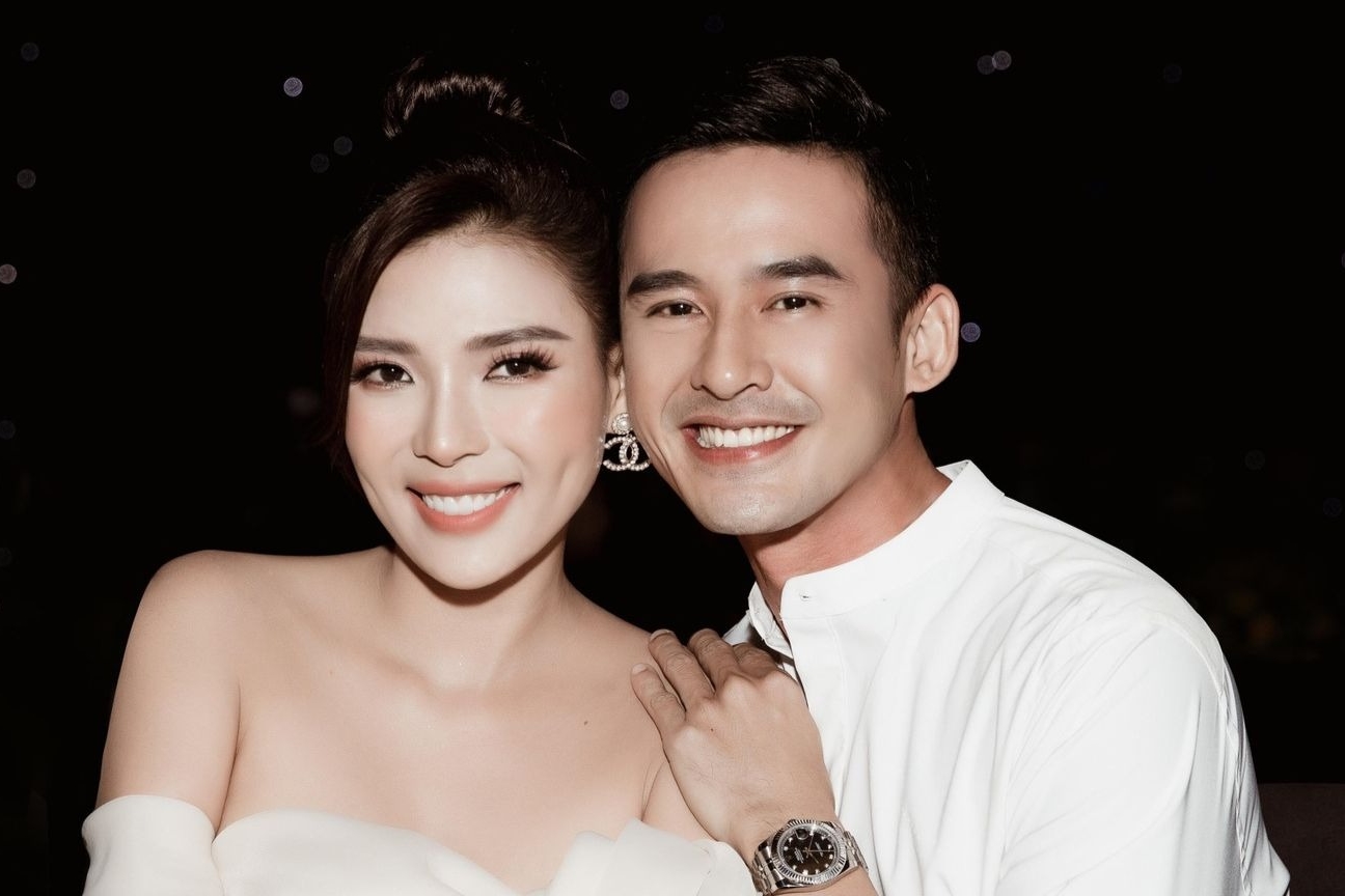 Cặp đôi đình đám Vbiz tình tứ không rời, dập tắt tin đồn rạn nứt