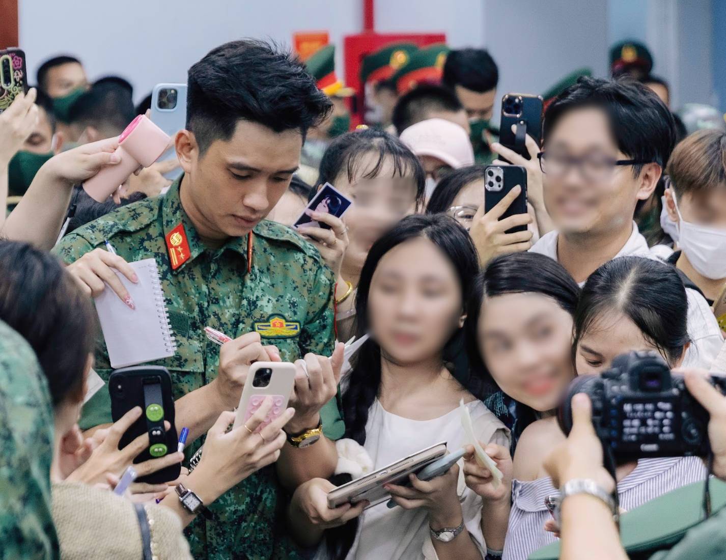 Loạt ảnh mới nhất của chiến sĩ Lê Hoàng Hiệp tiếp tục dậy sóng MXH