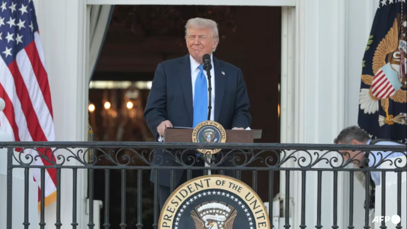 Tổng thống Mỹ ký sắc lệnh cấm nhập cảnh đối với công dân từ 12 quốc gia