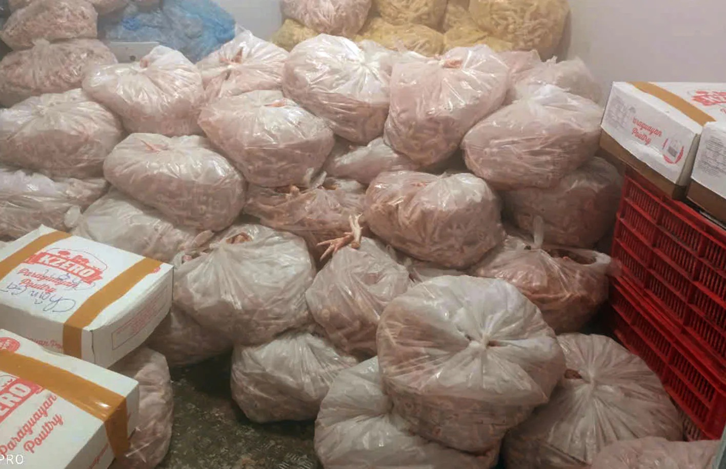 Phát hiện và thu giữ gần 1 tấn chân gà, thịt trâu bẩn tại Hà Nội