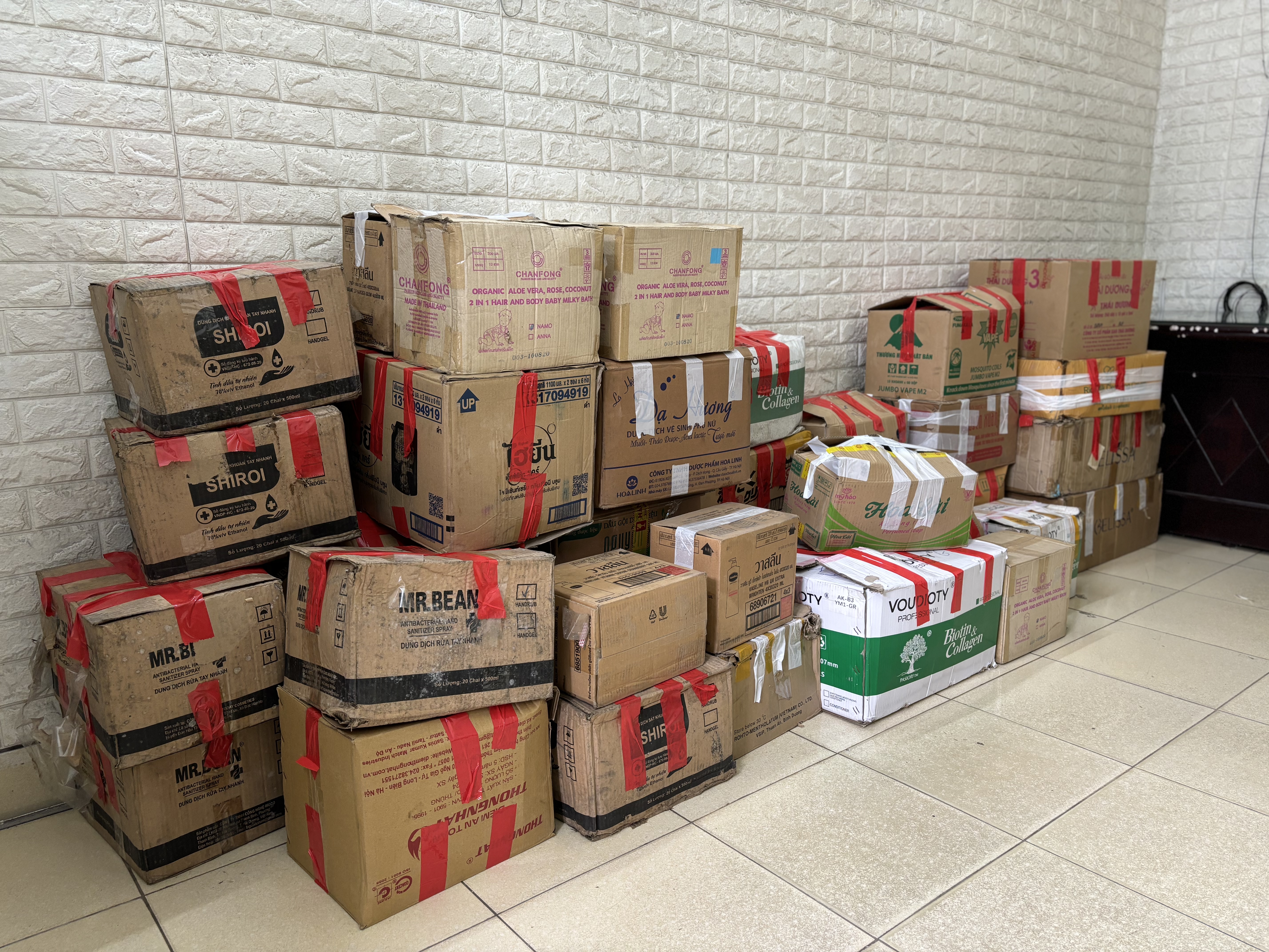Hải Dương thu giữ hơn 900 sản phẩm mỹ phẩm, chế phẩm diệt khuẩn gia dụng hết hạn sử dụng