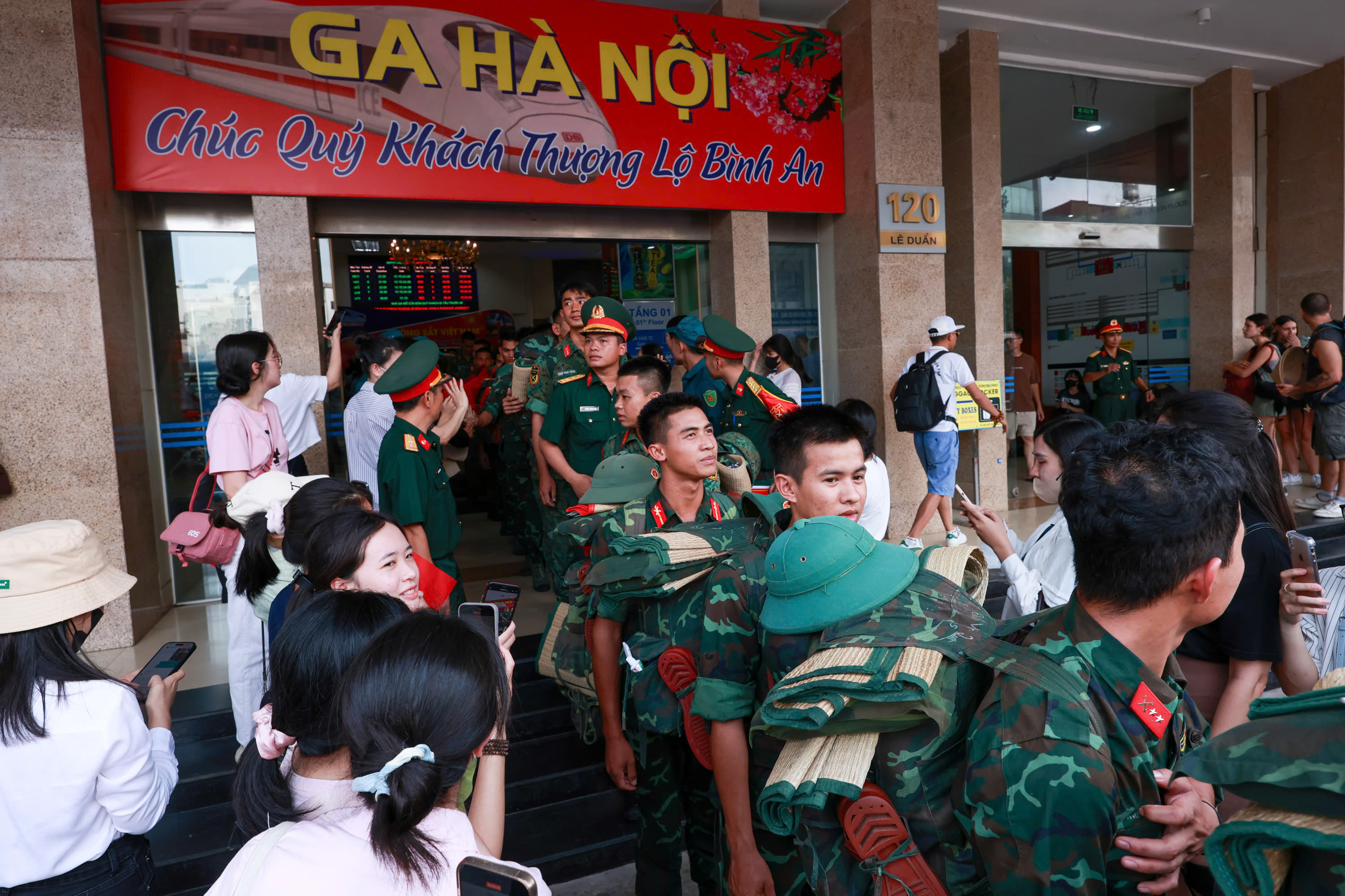 Clip hot Lê Hoàng Hiệp chật vật di chuyển được đồng đội hộ tống khi bị người dân vây kín