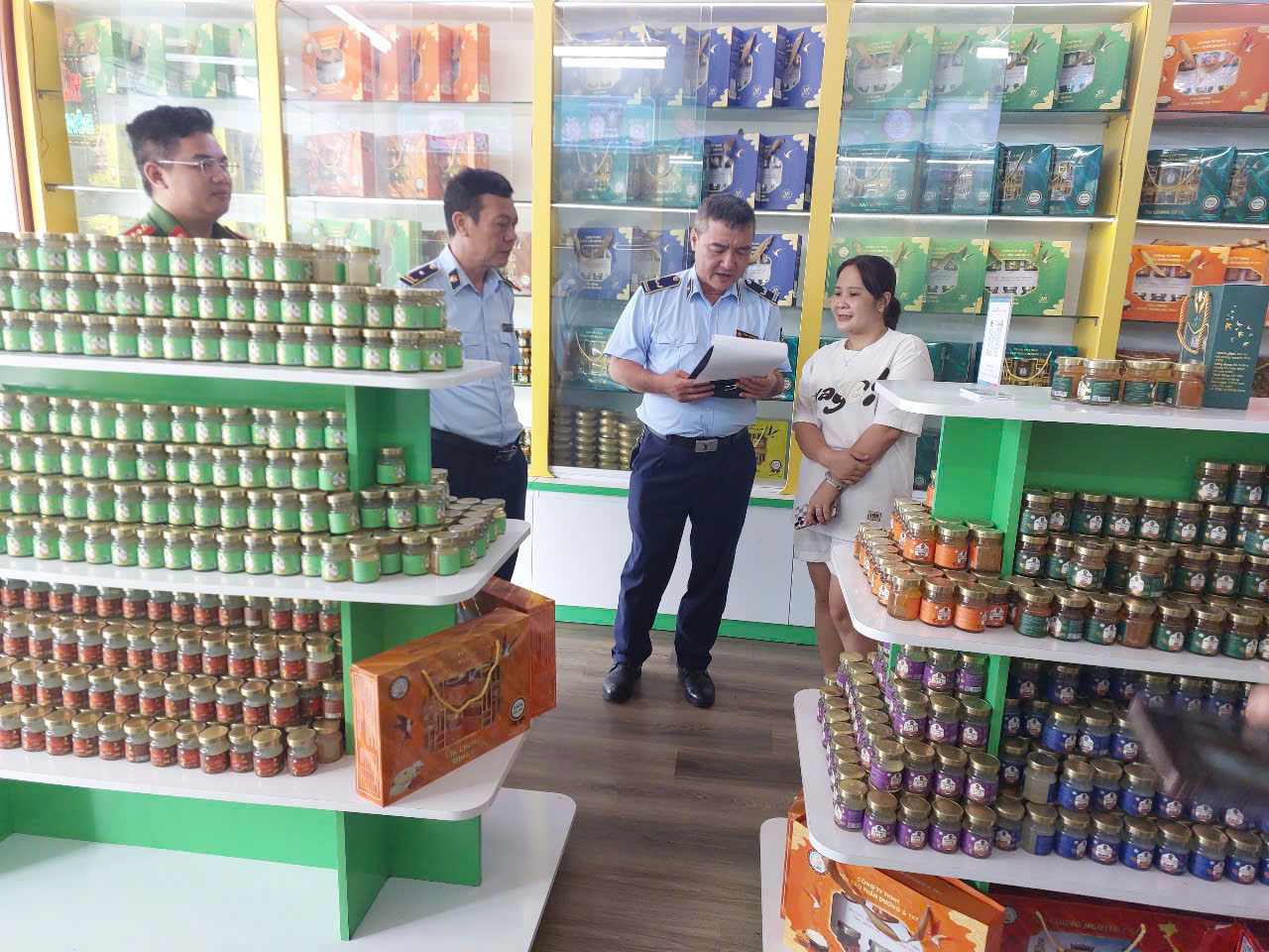 Phú Thọ phát hiện và tạm giữ hơn 23.000 lọ yến chưng nghi không đạt chất lượng