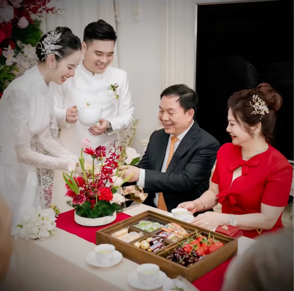 Vừa làm dâu tập đoàn lớn, Hương Liên công khai gia thế khủng của chồng, bố mẹ chồng