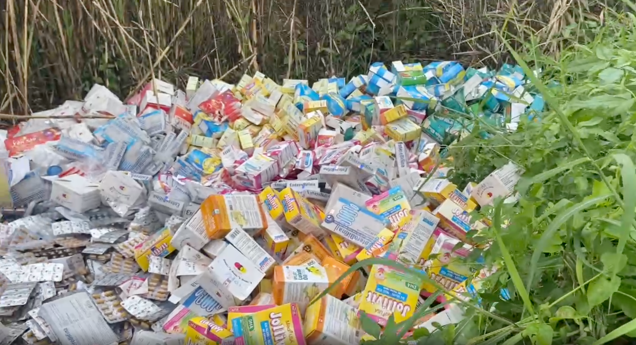 Công an TP.HCM đã tìm được người chạy xe ba gác chở lượng lớn thực phẩm chức năng đổ ở bãi đất trống