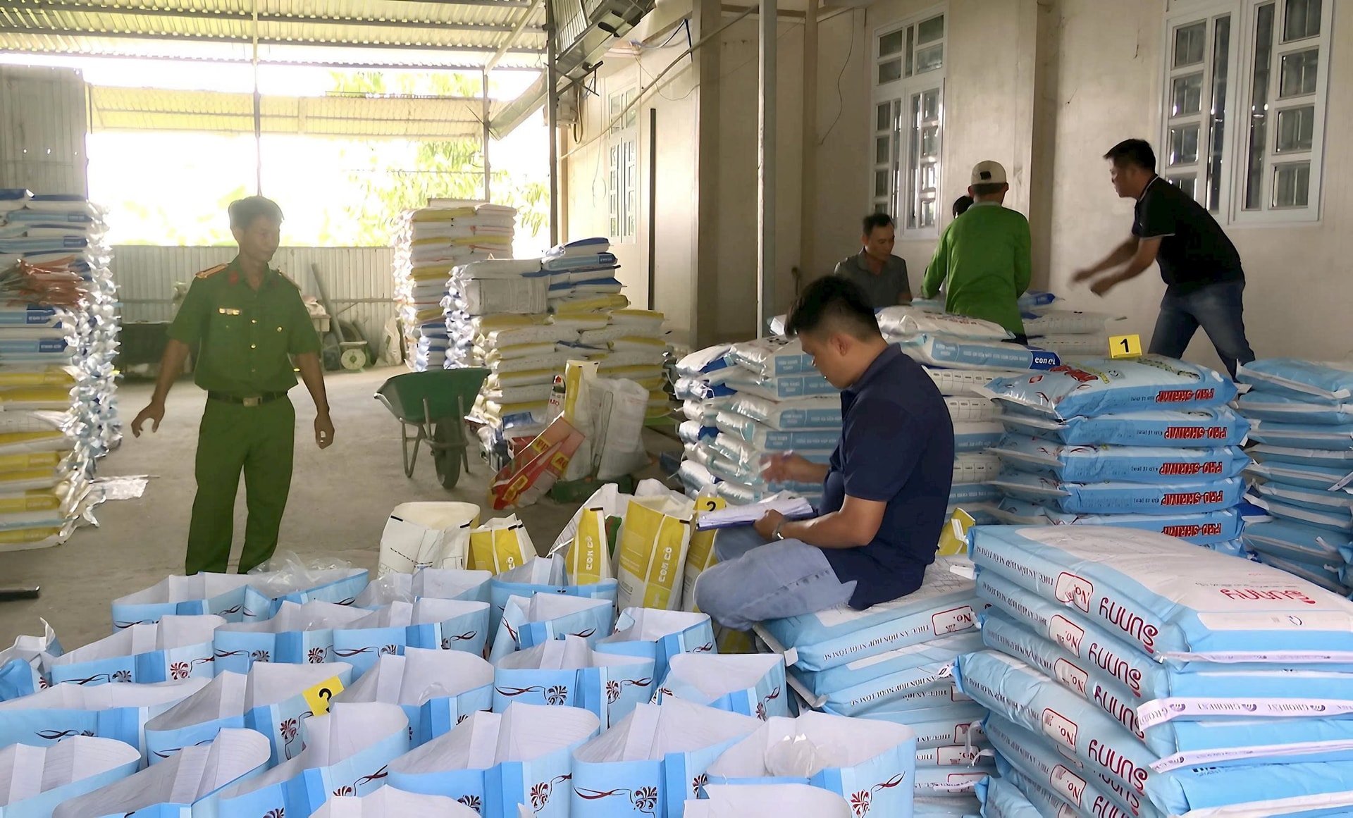 Bạc Liêu Phát hiện hơn 37 tấn thức ăn tôm giả