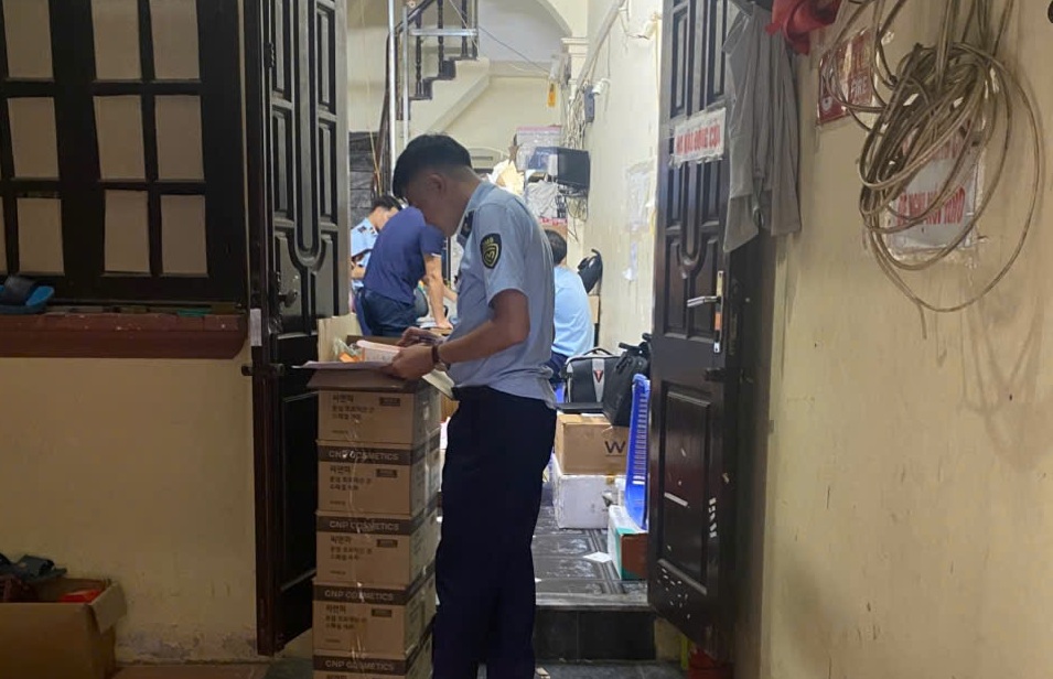 Hà Nội Kiểm tra, xử phạt 4 cơ sở kinh doanh mỹ phẩm nhập lậu